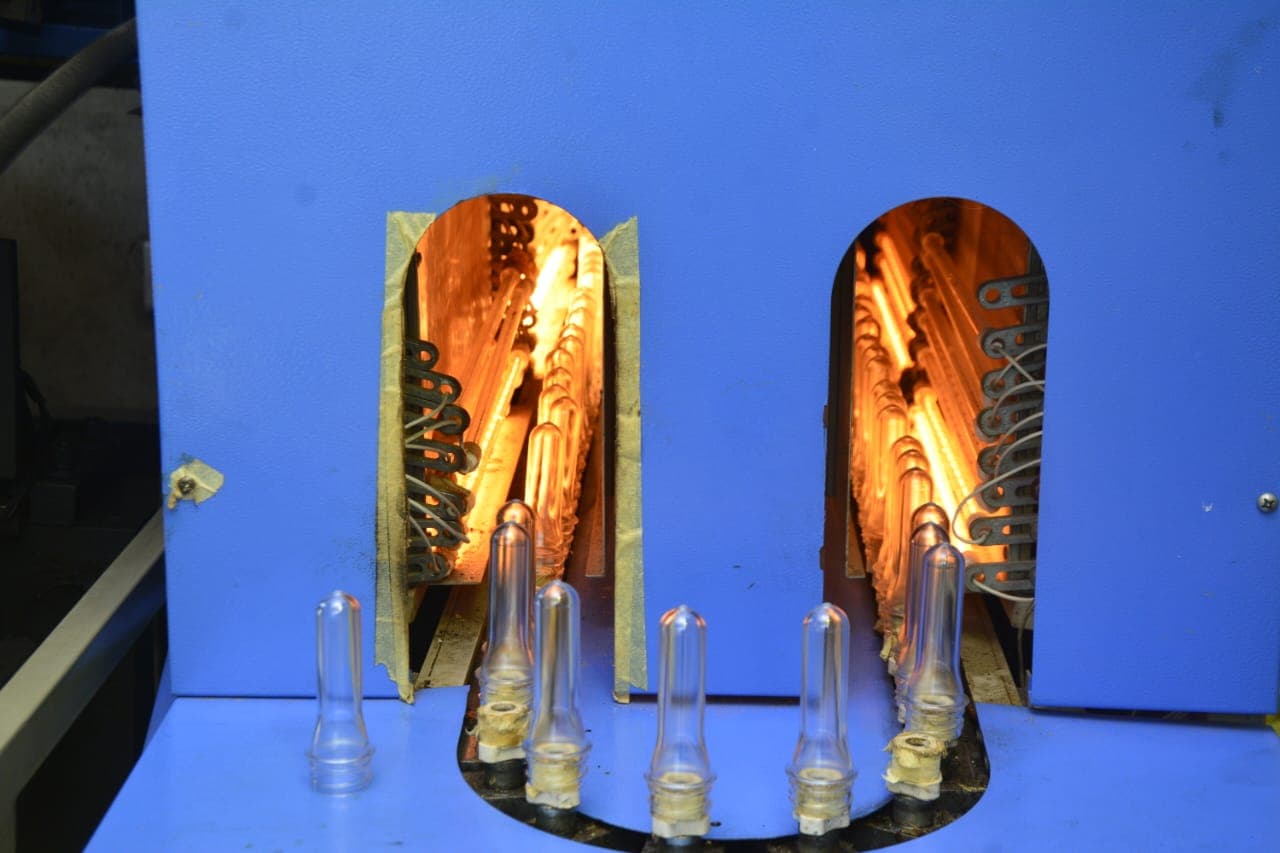 Blow moulding machine